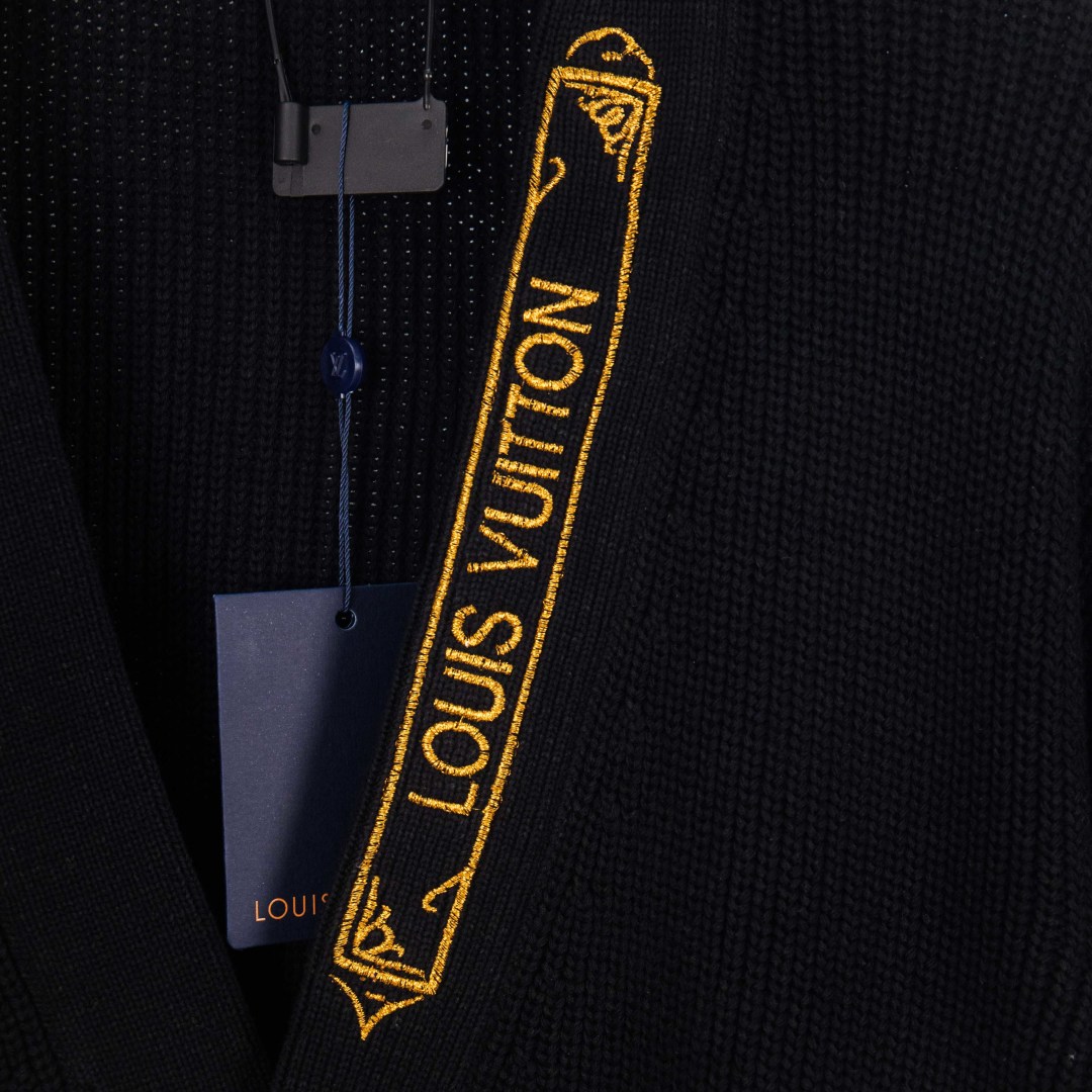 Louis Vuitton Cárdigan de Punto con Bordado Dorado - Elegancia y Confort 4 cmp i1757219913270 5266 0 2