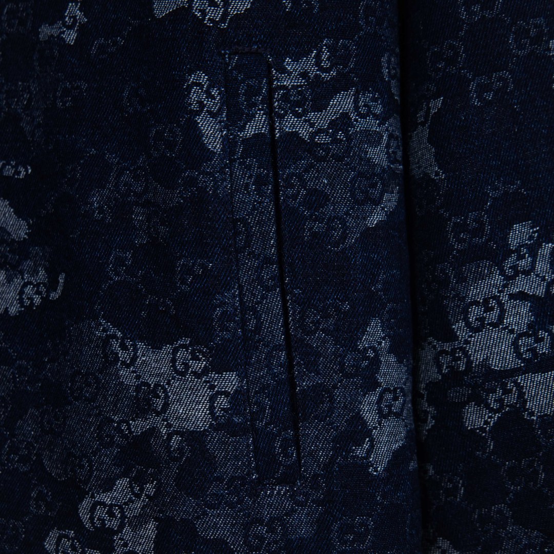 Camisa vaquera Gucci con estampado de efecto mármol y etiqueta de cuero 7 cmp i1757226641537 5235 0 5