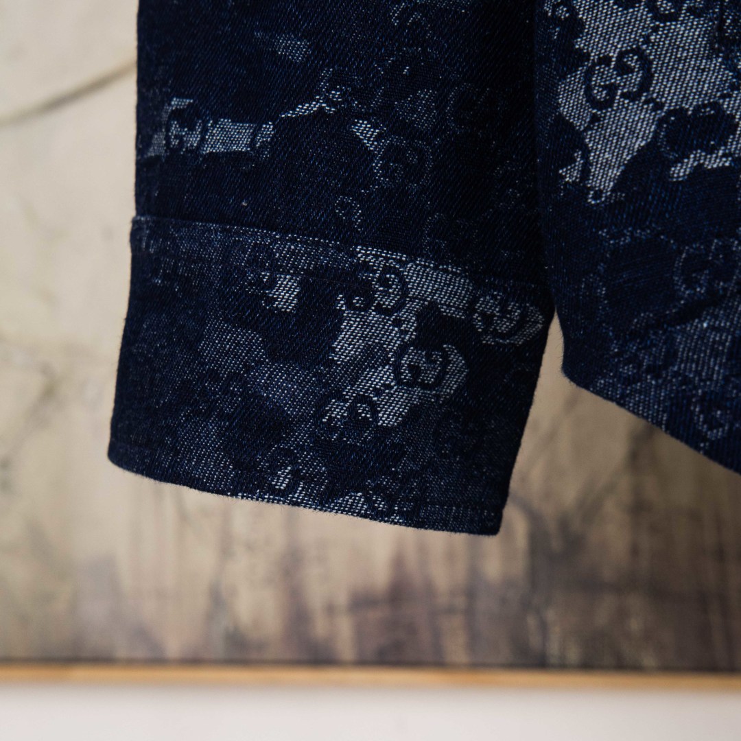 Camisa vaquera Gucci con estampado de efecto mármol y etiqueta de cuero 9 cmp i1757226645572 3432 0 7
