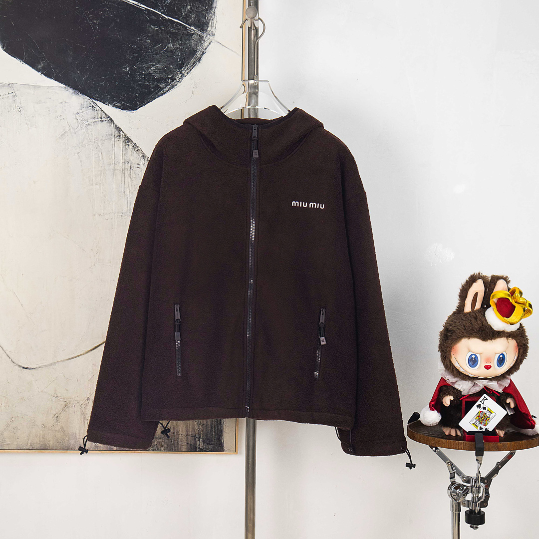 P320


zp版本［独家供应］
miumiu 🌟摇粒绒连帽拉链外套
定制YB进口摇粒绒材质 质感柔软 舒适亲肤保暖 换季叠穿 时髦又御寒 连帽拉链外套版型 开衩随意调节 胸前融入品牌字母标识 与大身深色碰撞有效提亮 低调彰显了品牌个性魅力 拉链口袋和抽绳增加休闲松弛感 宽松廓形Oversized 穿搭舒适时尚 无论日常出行还是休闲娱乐 都能轻松驾驭 时尚松弛 定制面辅料

尺码：剩下XL
编号：HU10238