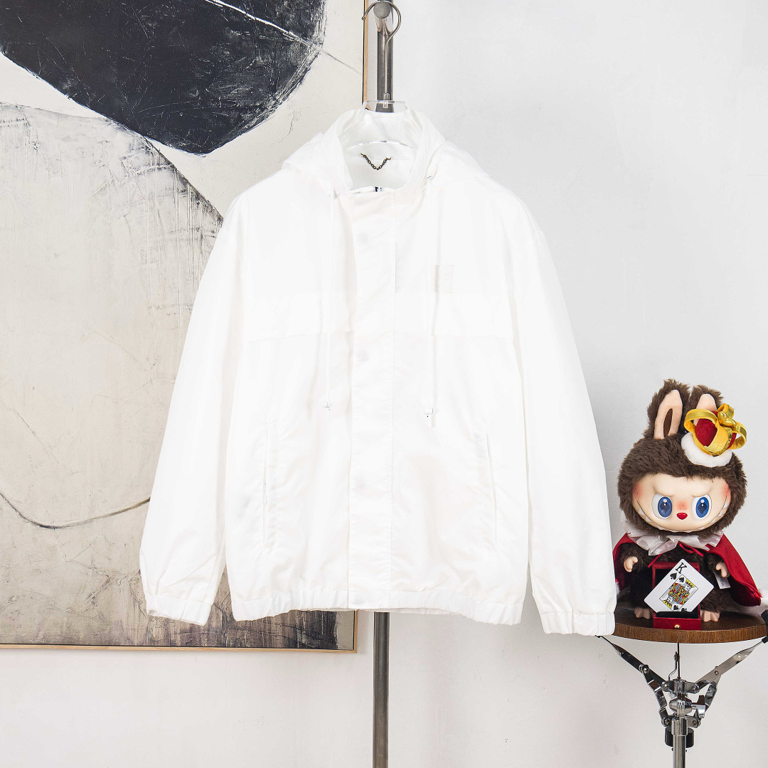 NO:528347,zp version [Exclusively supplied] Donkey 2025 new logo logo hidden hat couple jacket High-end quality Use polyester fiber composite custom fabric Excellent breathability Original custom hardware mold opening All inner lining All pilling non-pilling Wear resistant Comfortable and soft A couple jacket with strong wrinkle resistance Original owner's wheat water washing tag packaging Color white Size M L XL 2XL 3XL Number CE10286,,louis vuitton,louis vuitton,jackets & coats,hats,alexander wang19860909zp版本［独家供应］ 驴家2025新款徽标logo隐藏帽子情侣款外套 高版本顶级品质 采用聚酯纤维复合定制面料 透气性极好 原版定制五金开模 内里全部采用原版定制里衬 不起球 耐磨损 舒适柔软 抗皱性极强的一款情侣外套 原版主麦水洗吊牌包装 颜色白色 尺码M L XL 2XL 3XL 编号CE10286,,louis vuitton,louis vuitton,jackets & coats,hats,alexander wang,Men's clothing