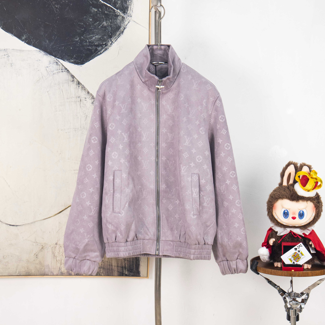 Louis Vuitton Chaqueta Bomber de Ante con Logotipo en Relieve – Primavera 2025