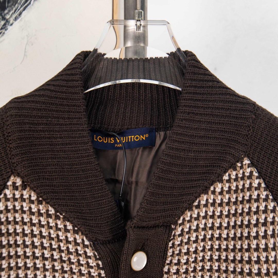 Louis Vuitton Chaqueta Bomber de Tricot con Diseño Jacquard 3D para Hombre 3 cmp i1757481705005 6842 0 1