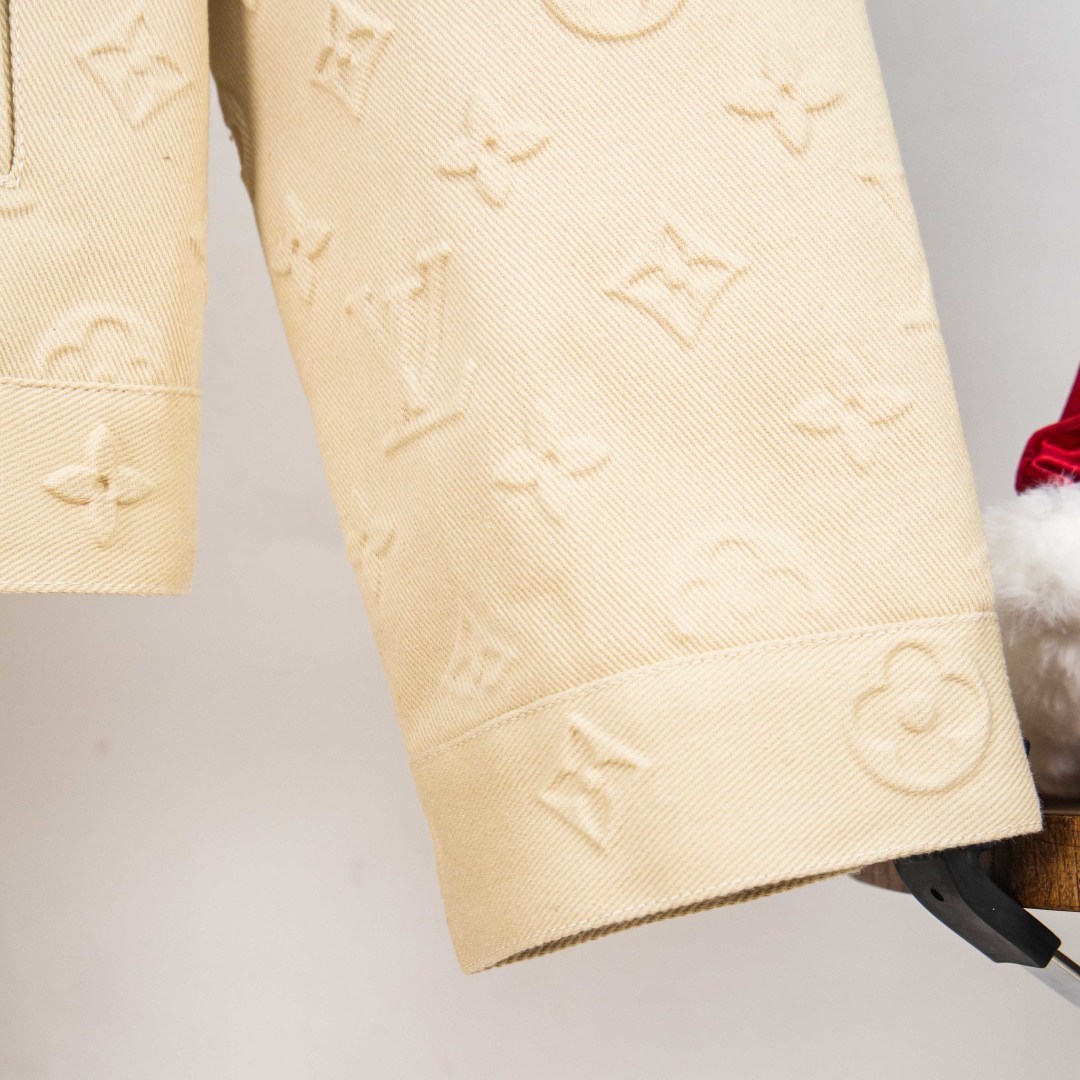 Louis Vuitton Chaqueta Vaquera con Logotipo en Relieve - Edición Limitada 10 cmp i1757481907893 9413 0 8