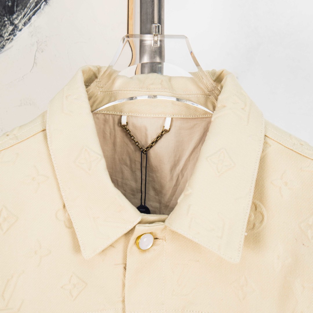 Louis Vuitton Chaqueta Vaquera con Logotipo en Relieve - Edición Limitada 3 cmp i1757481909269 6979 0 1