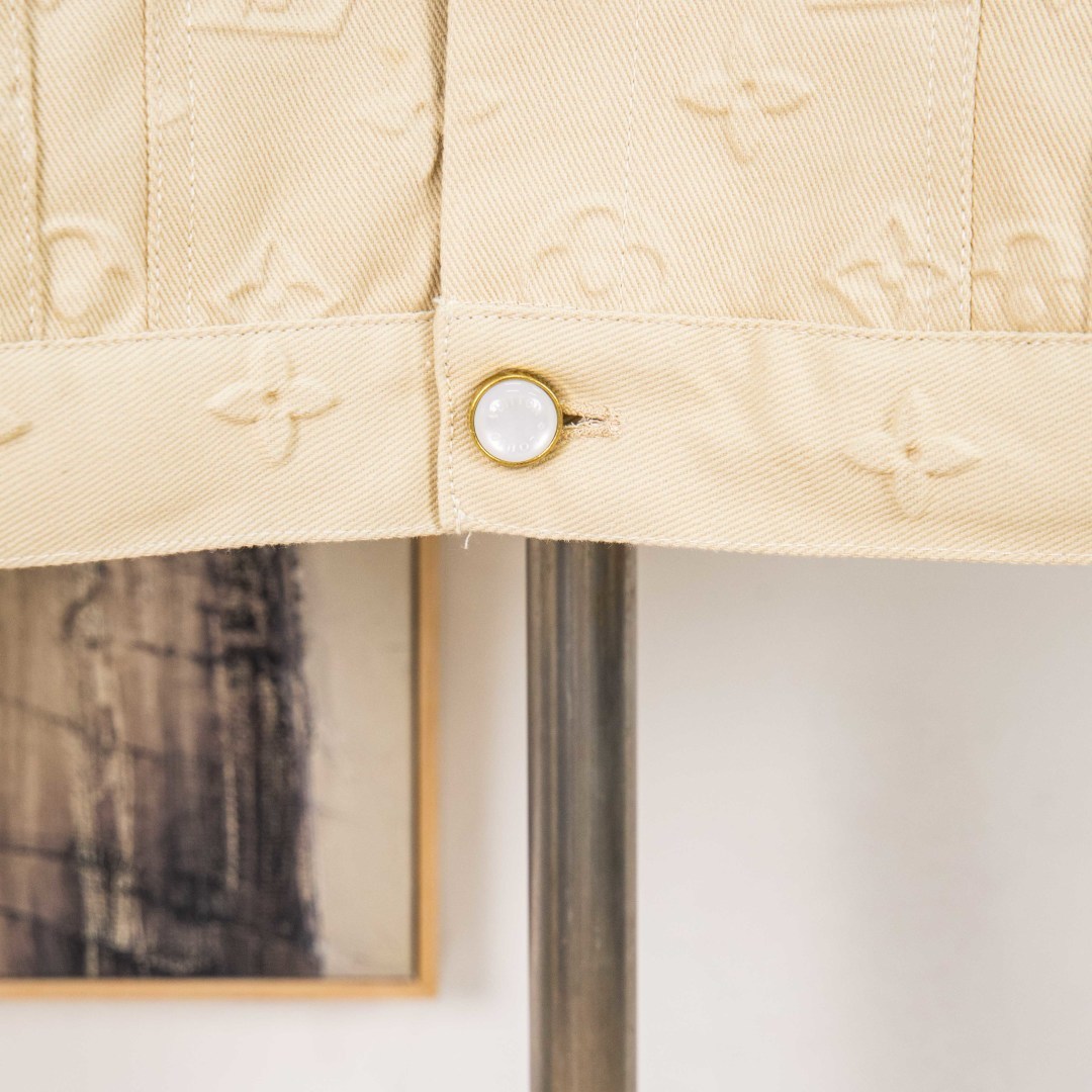 Louis Vuitton Chaqueta Vaquera con Logotipo en Relieve - Edición Limitada 9 cmp i1757481909297 4463 0 7