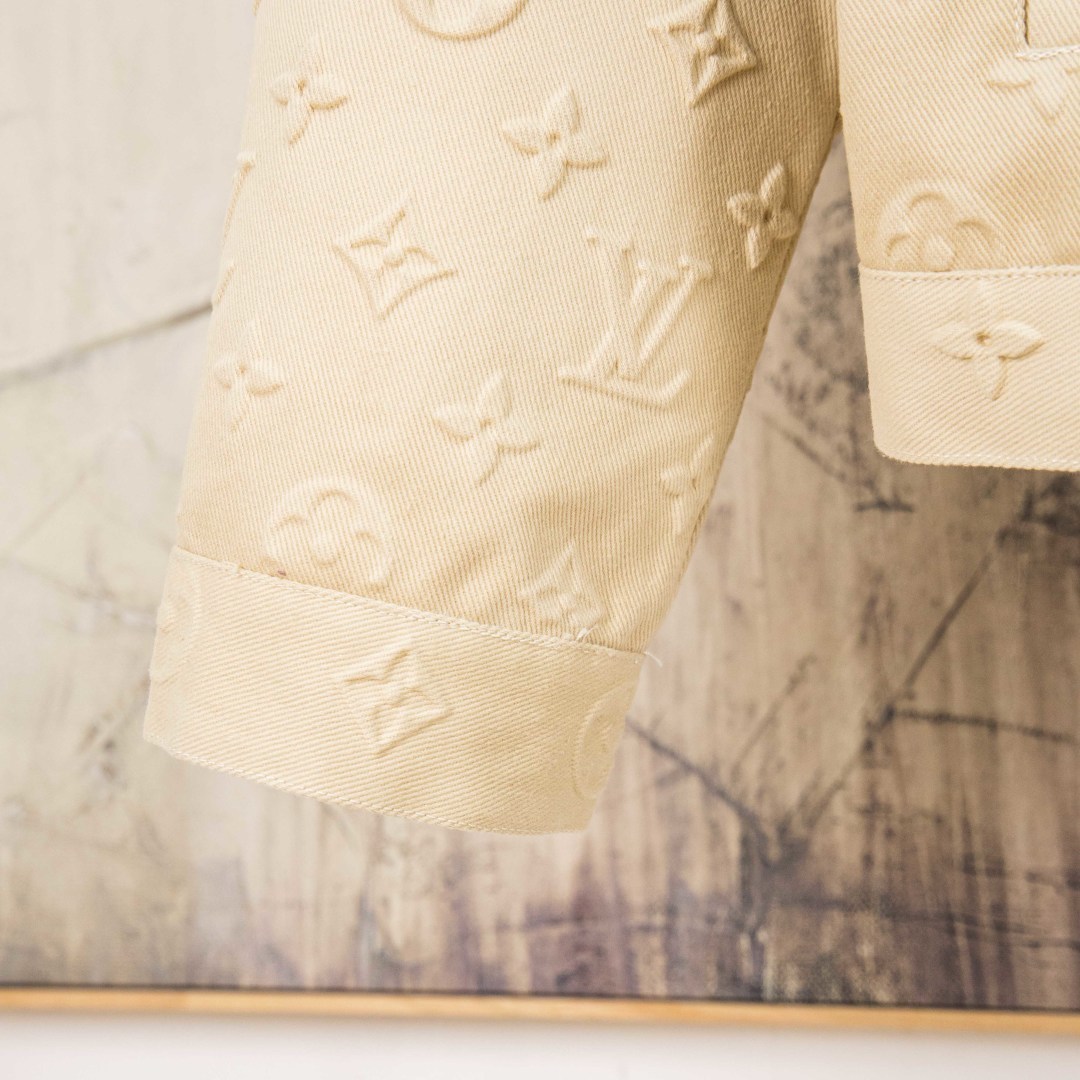 Louis Vuitton Chaqueta Vaquera con Logotipo en Relieve - Edición Limitada 11 cmp i1757481911120 7290 0 9