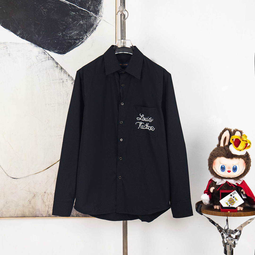 Versión P200 zp [suministro exclusivo] Camisa con pedrería bordada LOUIS VUITTON. Tela: Confeccionada con algodón granu…