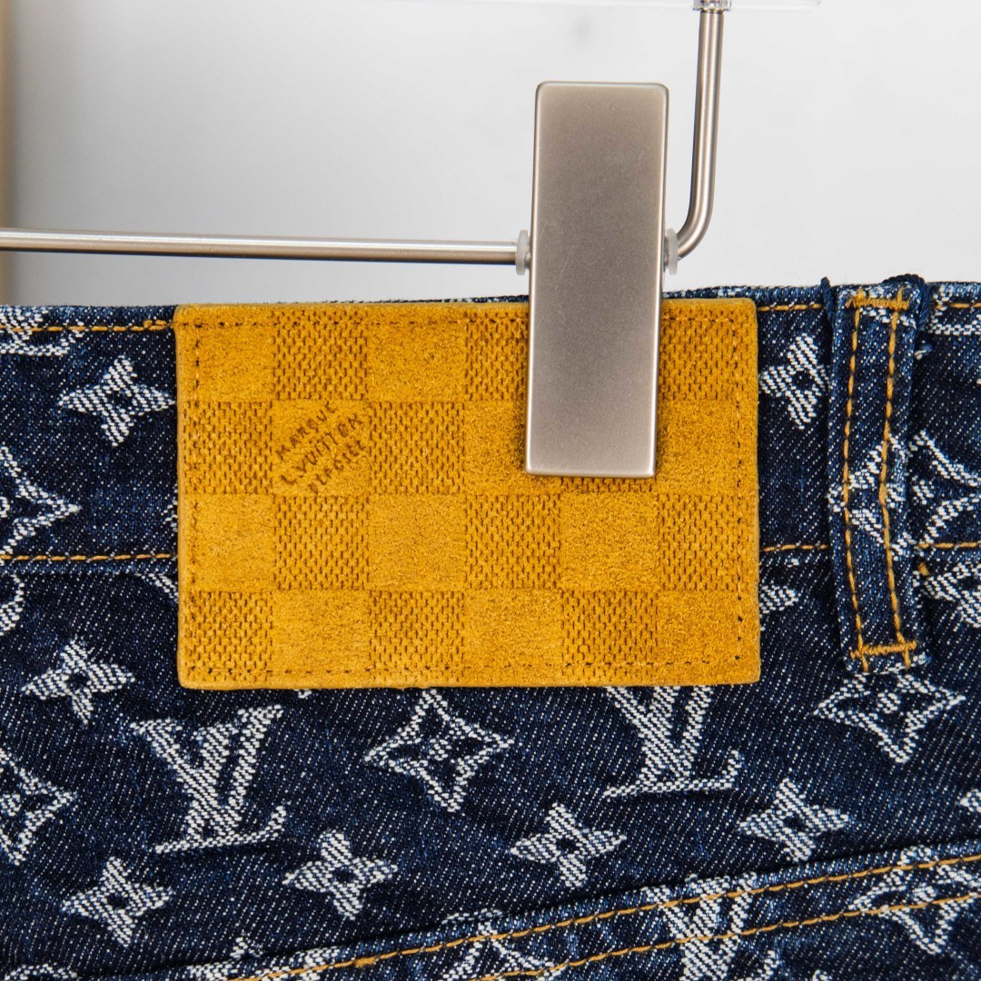 Louis Vuitton Pantalones Vaqueros Jacquard con Monograma en Azul Desgastado 11 cmp i1757485118359 4237 0 9