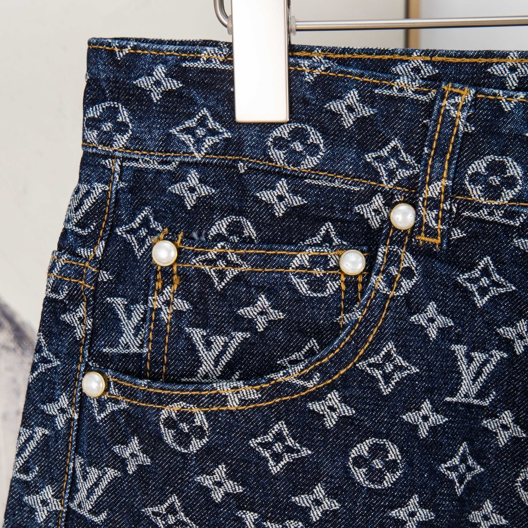 Louis Vuitton Pantalones Vaqueros Jacquard con Monograma en Azul Desgastado 5 cmp i1757485120230 1271 0 3