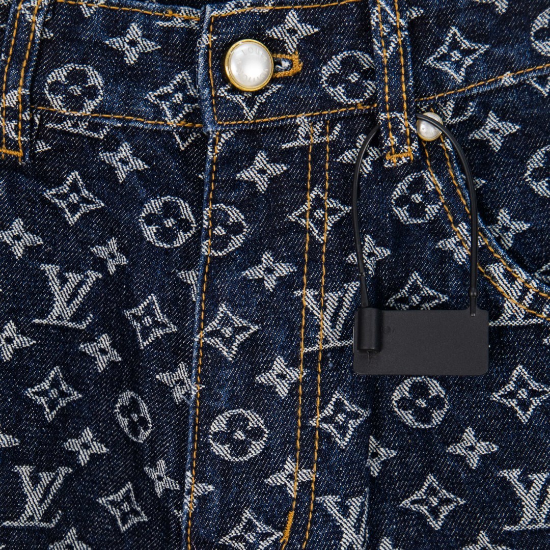 Louis Vuitton Pantalones Vaqueros Jacquard con Monograma en Azul Desgastado 4 cmp i1757485120244 9814 0 2