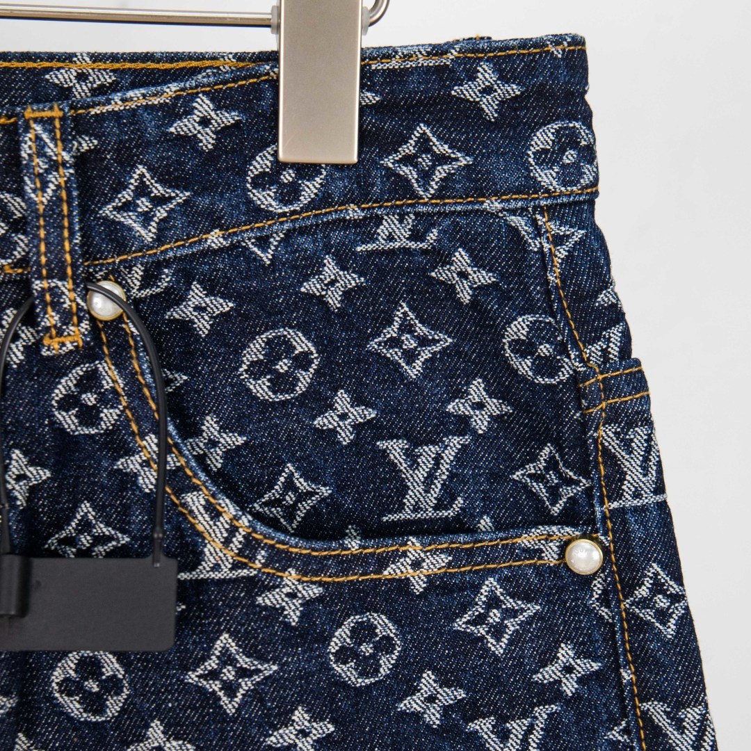 Louis Vuitton Pantalones Vaqueros Jacquard con Monograma en Azul Desgastado 6 cmp i1757485123706 9278 0 4