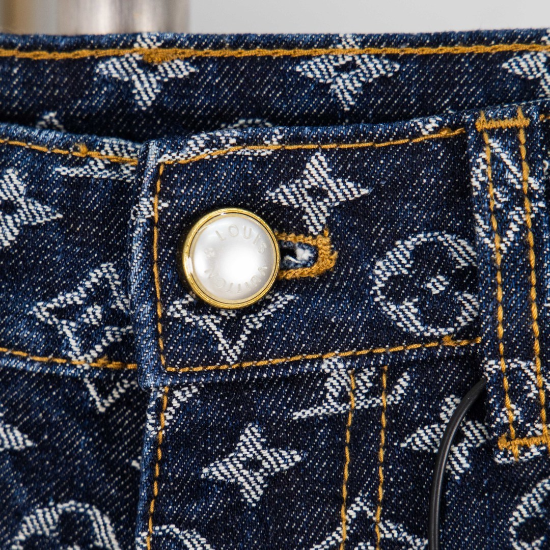Louis Vuitton Pantalones Vaqueros Jacquard con Monograma en Azul Desgastado 3 cmp i1757485125425 6558 0 1