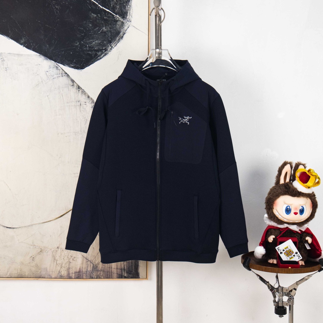 P300


zp版本［独家供应］
2005始祖鸟新款顶级版本套装（可分拆卖）
 拉链连帽外套口袋压标和肩膀都是拼色，裤头做包边！裤脚拼色压标（男女同款）
面料  棉针织(72%棉  21%聚酯纤维 7%氨纶）

颜色：黑色   藏青  军绿
尺码：L XL 2XL 3XL 4XL 5XL
编号：JJ10353