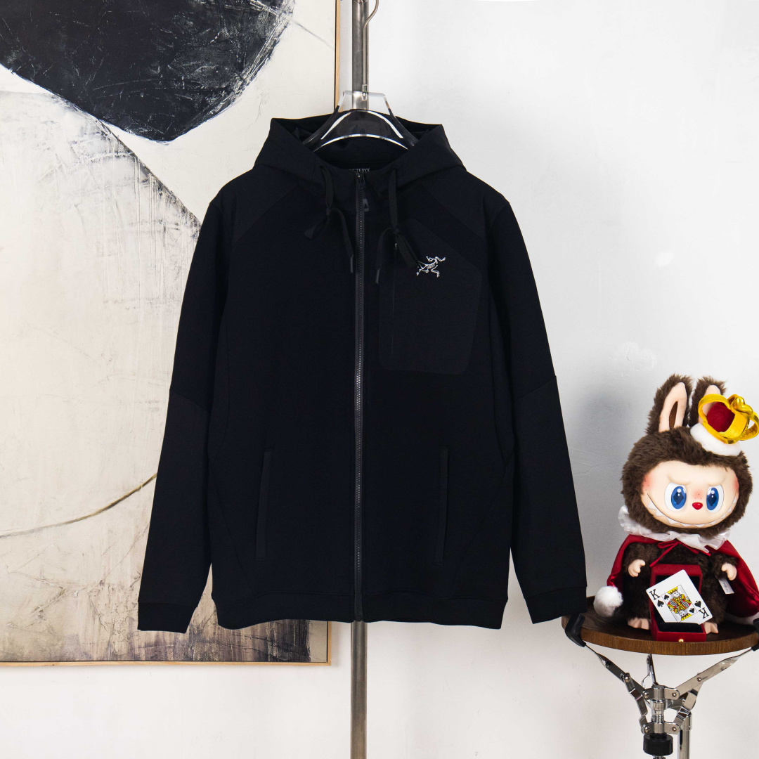 P300


zp版本［独家供应］
2005始祖鸟新款顶级版本套装（可分拆卖）
 拉链连帽外套口袋压标和肩膀都是拼色，裤头做包边！裤脚拼色压标（男女同款）
面料  棉针织(72%棉  21%聚酯纤维 7%氨纶）

颜色：黑色   藏青  军绿
尺码：L XL 2XL 3XL 4XL 5XL
编号：JJ10354