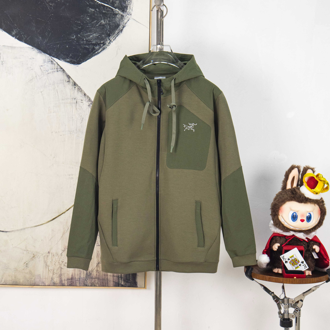 P300


zp版本［独家供应］
2005始祖鸟新款顶级版本套装（可分拆卖）
 拉链连帽外套口袋压标和肩膀都是拼色，裤头做包边！裤脚拼色压标（男女同款）
面料  棉针织(72%棉  21%聚酯纤维 7%氨纶）

颜色：黑色   藏青  军绿
尺码：L XL 2XL 3XL 4XL 5XL
编号：JJ10355