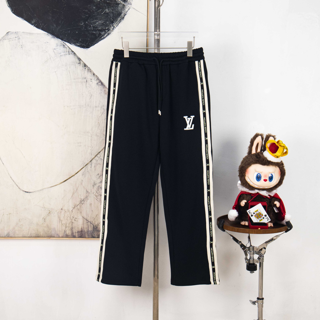 P215


zp版本［独家供应］
LV路易威登小标刺绣侧边织带直筒长裤
男女同款 官网细节一致 全套包装 三标齐全 防潮纸 区别市场通货 随意对比 
情侣款 不起球 不掉色 专柜同步 全套包装
定织400可复合纱线，坯布水洗手感、布面、垂感达380g，同缸染色面料定色定染，印花无毛边 还原一致拉腰线，国内双针机器改装珩线！看似简单的款式，小细节特多！脚口22螺纹专业

尺码：S M L XL
编号：BX10374