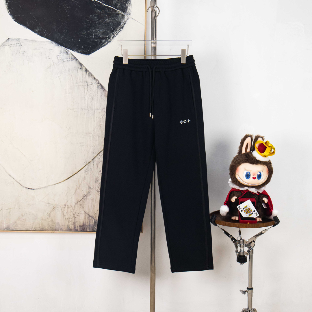 P215


zp版本［独家供应］
LV路易威登小标刺绣火焰印花侧边织带直筒长裤
男女同款 官网细节一致 全套包装 三标齐全 防潮纸 区别市场通货 随意对比 
情侣款 不起球 不掉色 专柜同步 全套包装
定织400可复合纱线，坯布水洗手感、布面、垂感达380g，同缸染色面料定色定染，印花无毛边 还原一致拉腰线，国内双针机器改装珩线！看似简单的款式，小细节特多！脚口22螺纹专业

尺码：S M L XL
编号：BX10375