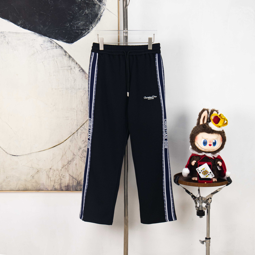 P215


zp版本［独家供应］
Dior迪奥小标刺绣侧边织带直筒长裤
男女同款 官网细节一致 全套包装 三标齐全 防潮纸 区别市场通货 随意对比 
情侣款 不起球 不掉色 专柜同步 全套包装
定织400可复合纱线，坯布水洗手感、布面、垂感达380g，同缸染色面料定色定染，印花无毛边 还原一致拉腰线，国内双针机器改装珩线！看似简单的款式，小细节特多！脚口22螺纹专业

尺码：S M L XL
编号：BX10377