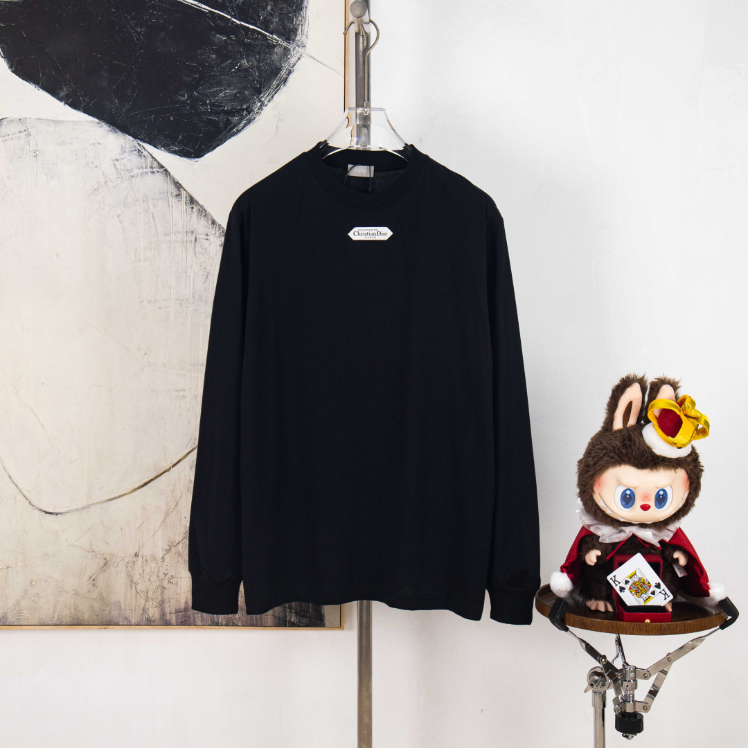 P220


zp版本［独家供应］
DIOR 胸标织物打底衫
面料：采用50支精梳棉双股，螺纹搭配1*1索罗娜。
工艺：面料布匹洗水，该款工艺可固定衣服版型与增加衣服手感与固色效果。
辅料：胸前织标，采用进口棉纱与进口钩边细针机定织，每一个logo的大小与细节清晰都与原版一致。
这款T恤是二零二五冬季男装系列新品，饰以灵感源自Dior 高订精神的 Christian Dior Paris标志标签提升格调，向Dior工坊非凡的精湛工艺致敬。采用黑色棉质平纹针织面料精心制作，罗纹圆领和袖口设计，可与运动长裤搭配，打造休闲造型。
胸前饰以 Christian Dior Paris 标签罗纹圆领和袖口100%棉意大利制造。
辅料：定制1：1洗水商标
辅料：定制1：1进口织标

颜色：黑 白
尺码：S M L XL
编号：XS10404