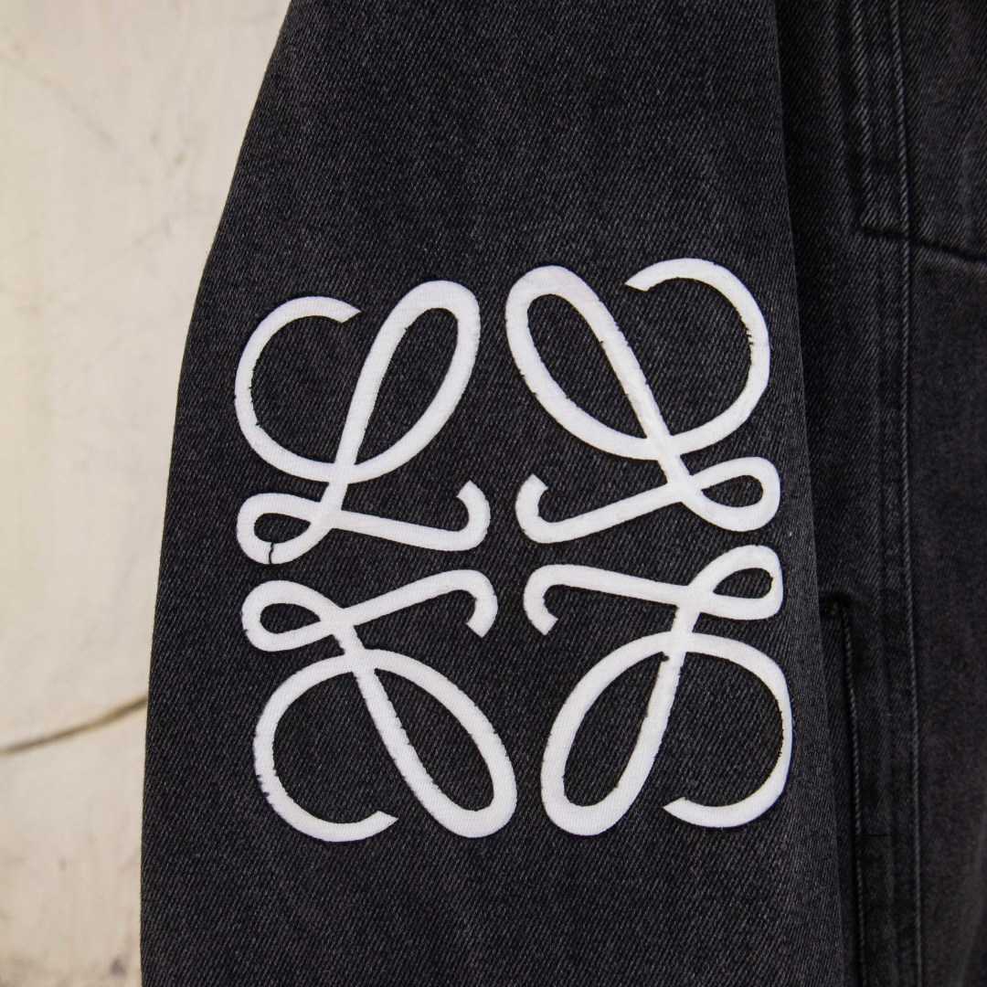 Loewe Chaqueta Vaquera con Logotipo Anagrama Grabado con Láser en Manga 13 cmp i1758435069588 4748 0 11