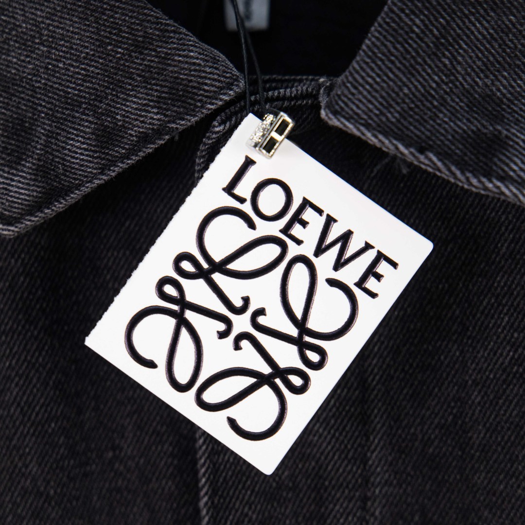 Loewe Chaqueta Vaquera con Logotipo Anagrama Grabado con Láser en Manga 12 cmp i1758435069589 7618 0 10
