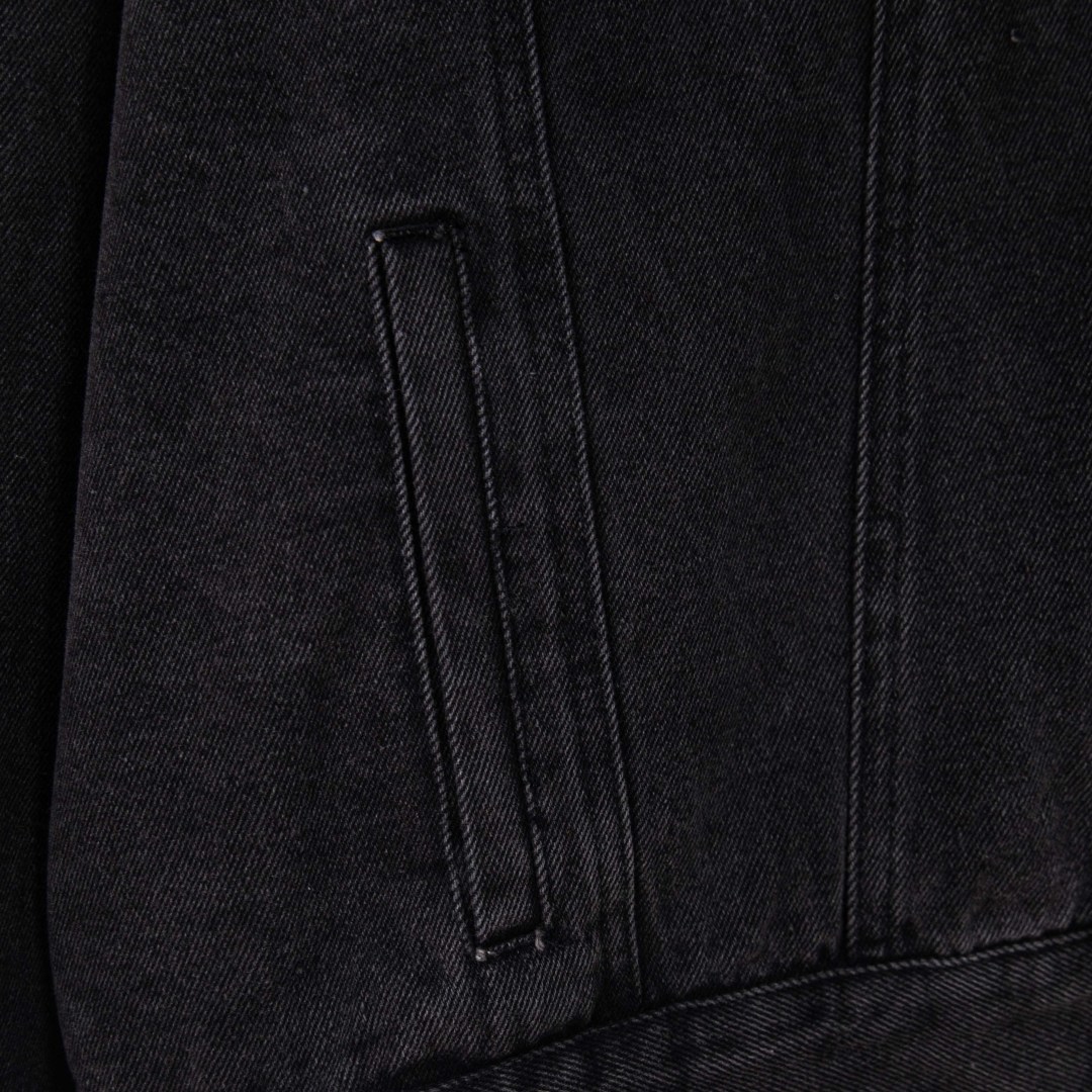 Loewe Chaqueta Vaquera con Logotipo Anagrama Grabado con Láser en Manga 6 cmp i1758435069590 8386 0 4