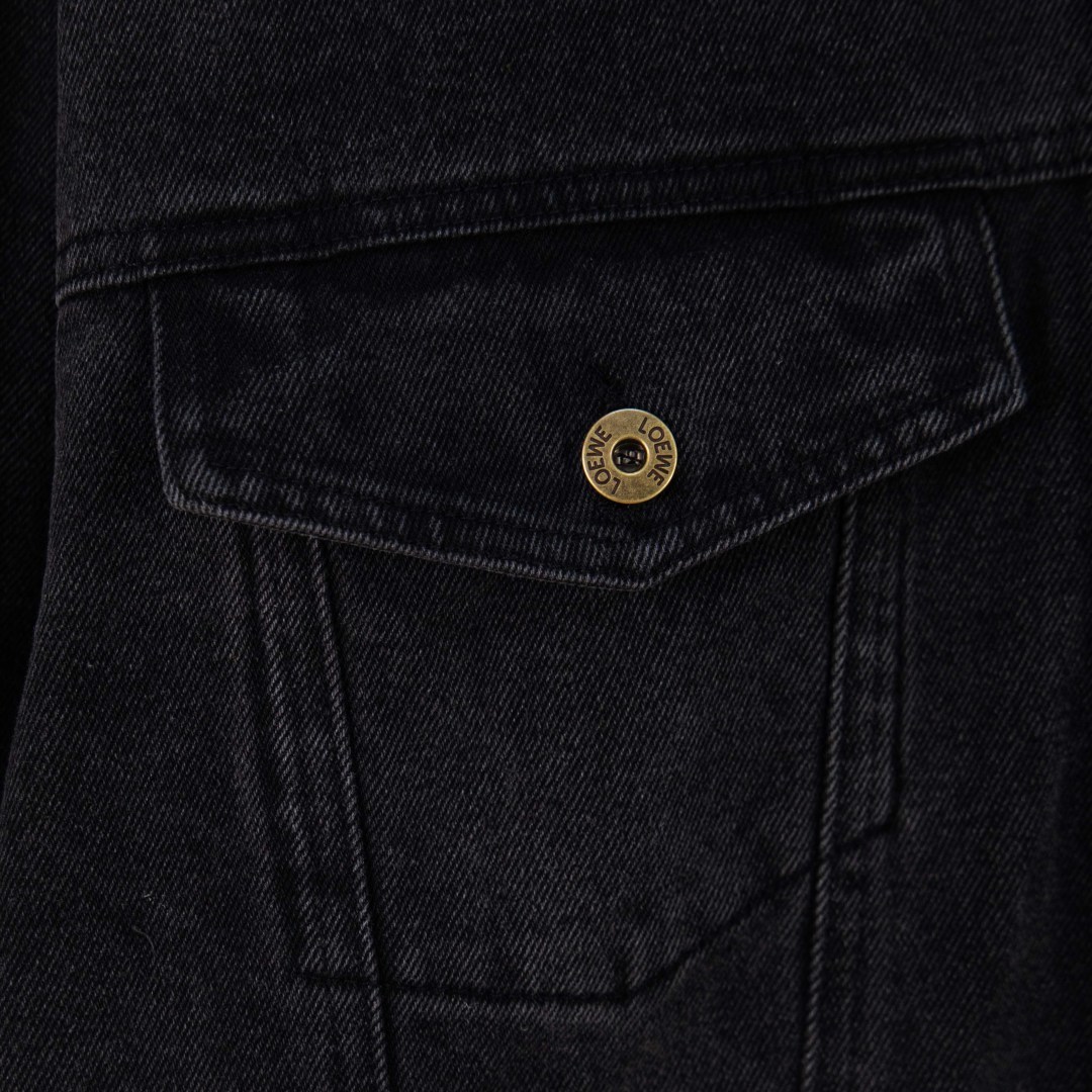 Loewe Chaqueta Vaquera con Logotipo Anagrama Grabado con Láser en Manga 5 cmp i1758435069590 9454 0 3