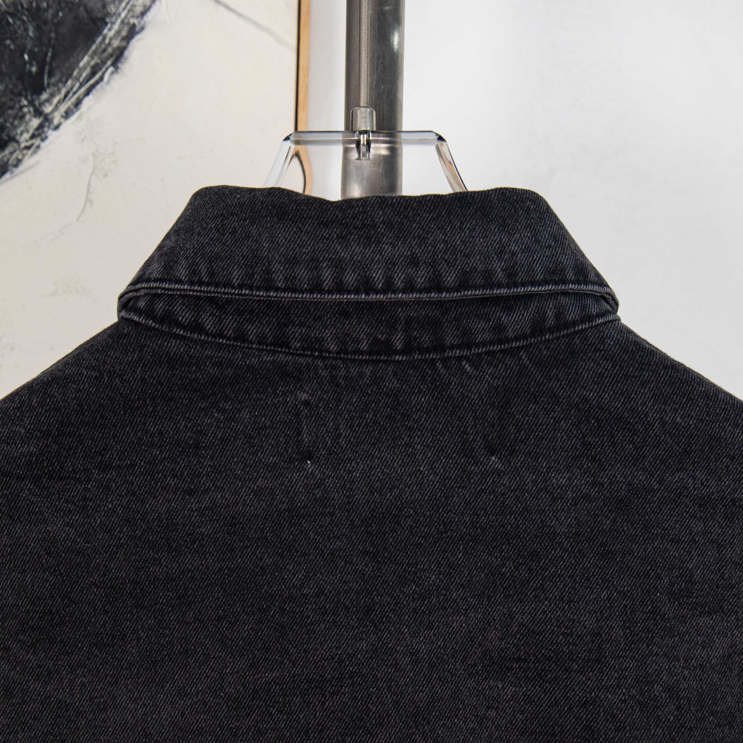 Loewe Chaqueta Vaquera con Logotipo Anagrama Grabado con Láser en Manga 14 cmp i1758435079640 9565 0 12