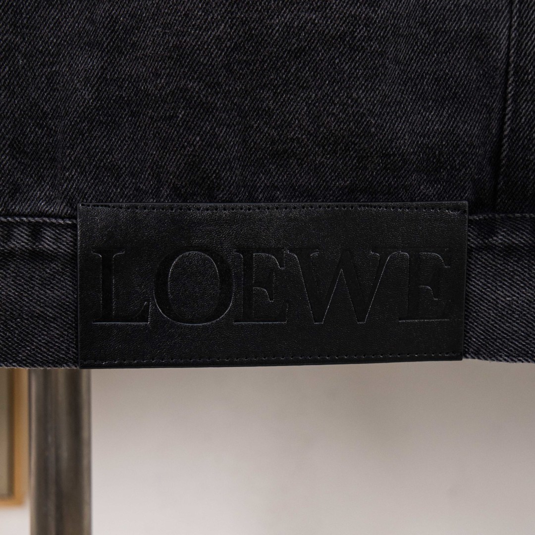 Loewe Chaqueta Vaquera con Logotipo Anagrama Grabado con Láser en Manga 15 cmp i1758435079655 3456 0 13
