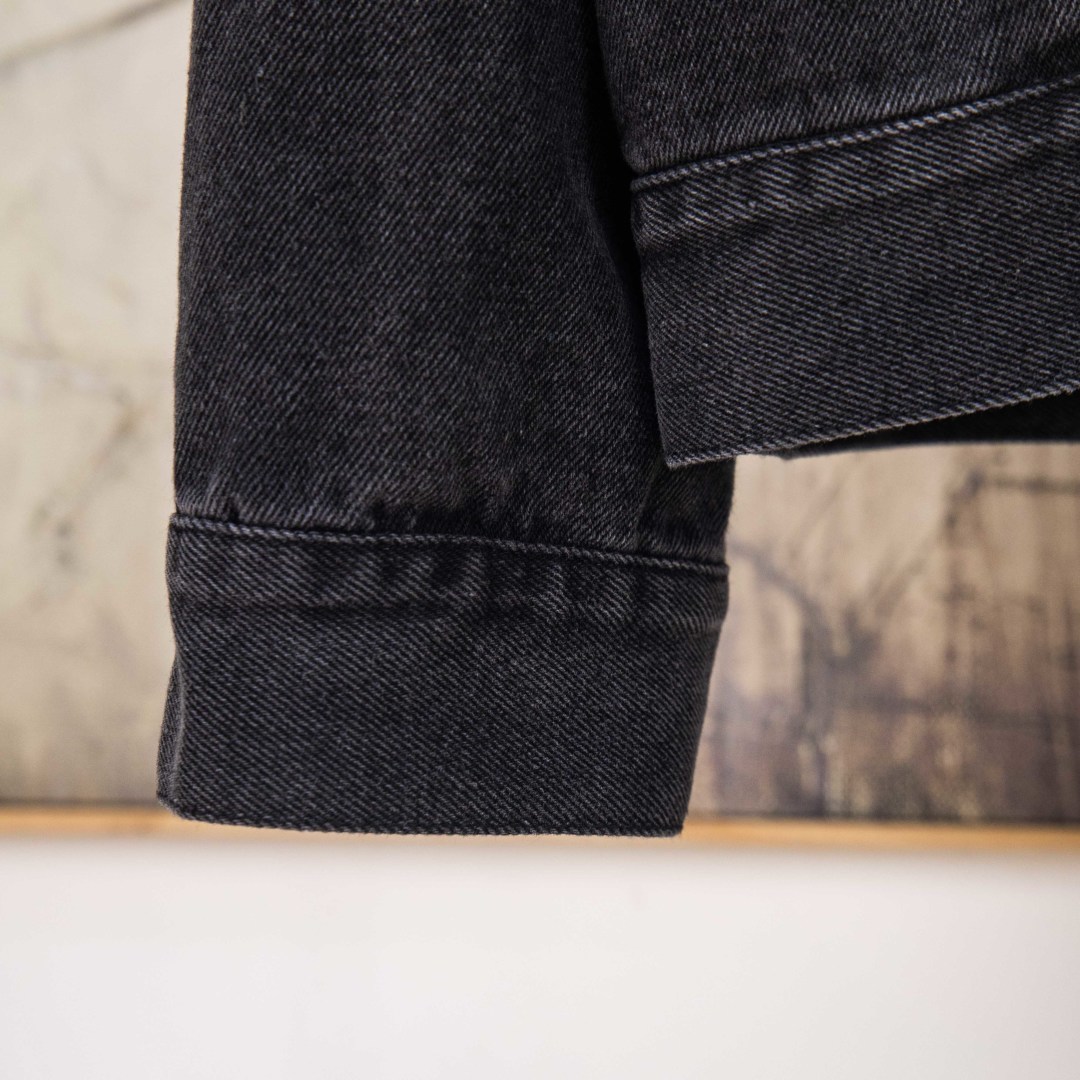 Loewe Chaqueta Vaquera con Logotipo Anagrama Grabado con Láser en Manga 9 cmp i1758435079657 6923 0 7