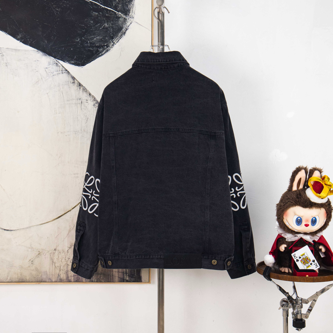 Loewe Chaqueta Vaquera con Logotipo Anagrama Grabado con Láser en Manga 17 cmp i1758435080019 4501 0 15