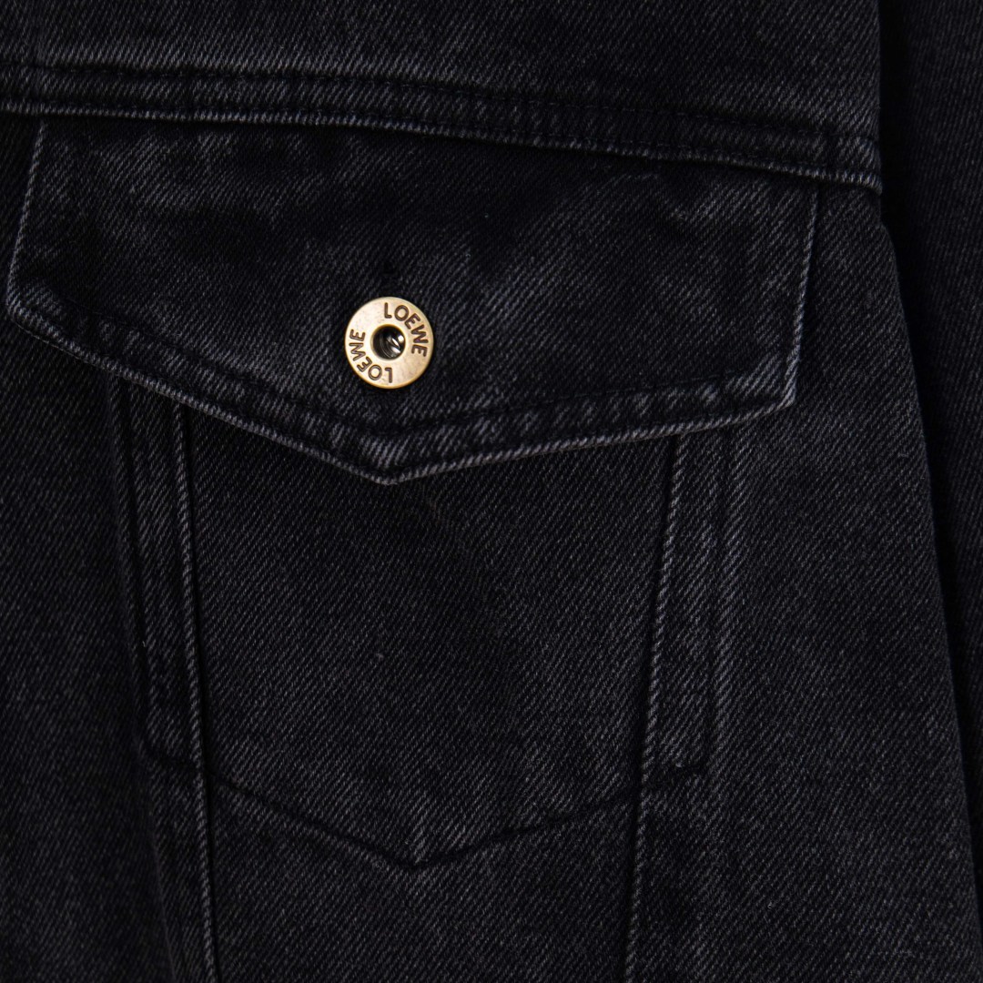 Loewe Chaqueta Vaquera con Logotipo Anagrama Grabado con Láser en Manga 8 cmp i1758435081726 2492 0 6