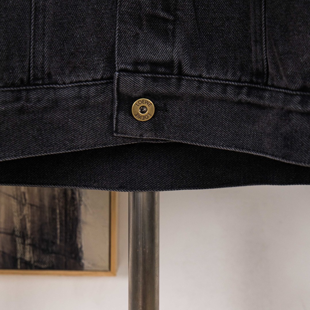 Loewe Chaqueta Vaquera con Logotipo Anagrama Grabado con Láser en Manga 10 cmp i1758435081738 5884 0 8