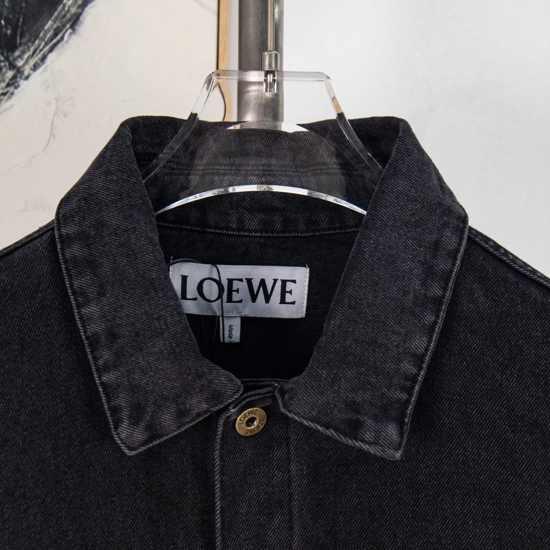 Loewe Chaqueta Vaquera con Logotipo Anagrama Grabado con Láser en Manga 3 cmp i1758435081739 5135 0 1