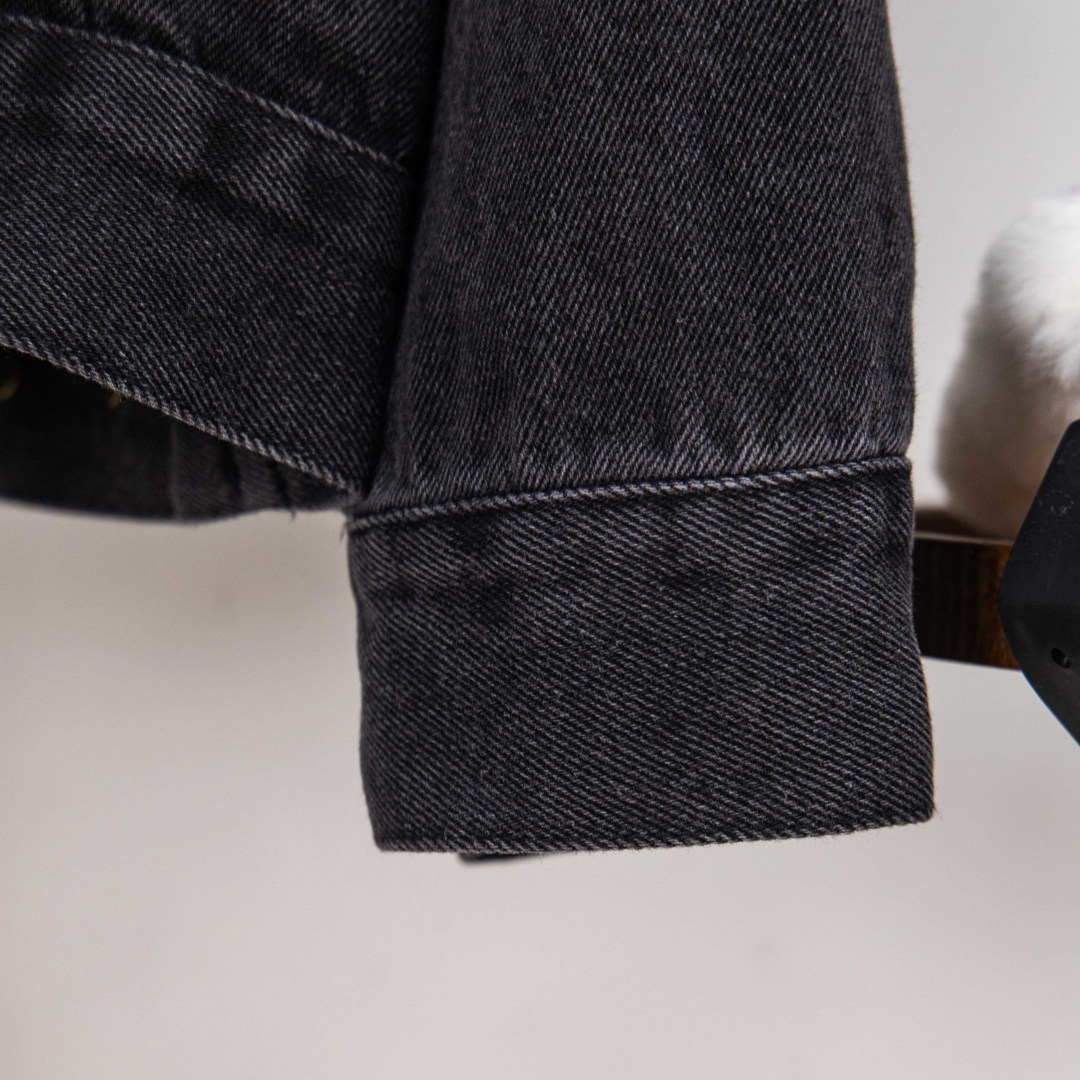 Loewe Chaqueta Vaquera con Logotipo Anagrama Grabado con Láser en Manga 11 cmp i1758435081741 1293 0 9