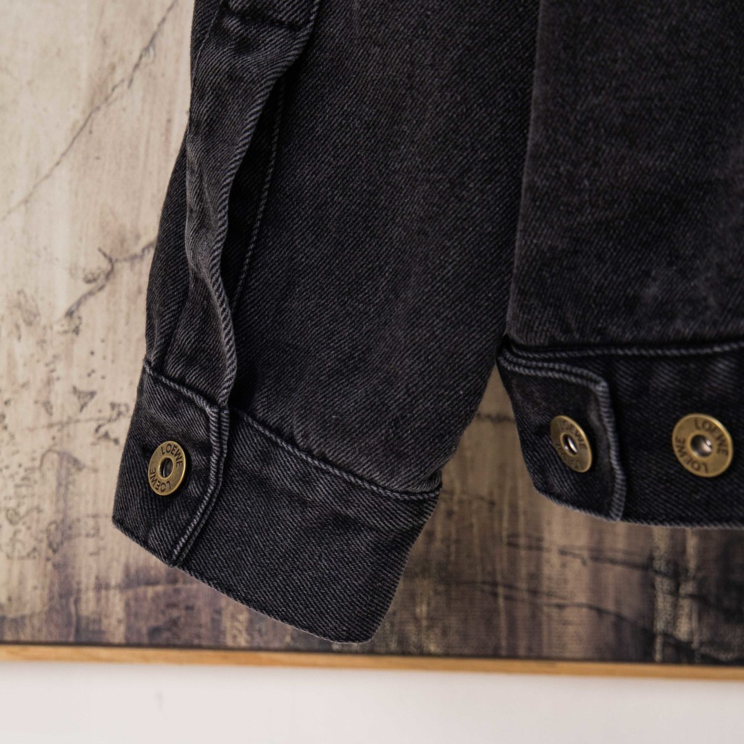 Loewe Chaqueta Vaquera con Logotipo Anagrama Grabado con Láser en Manga 16 cmp i1758435081745 7722 0 14