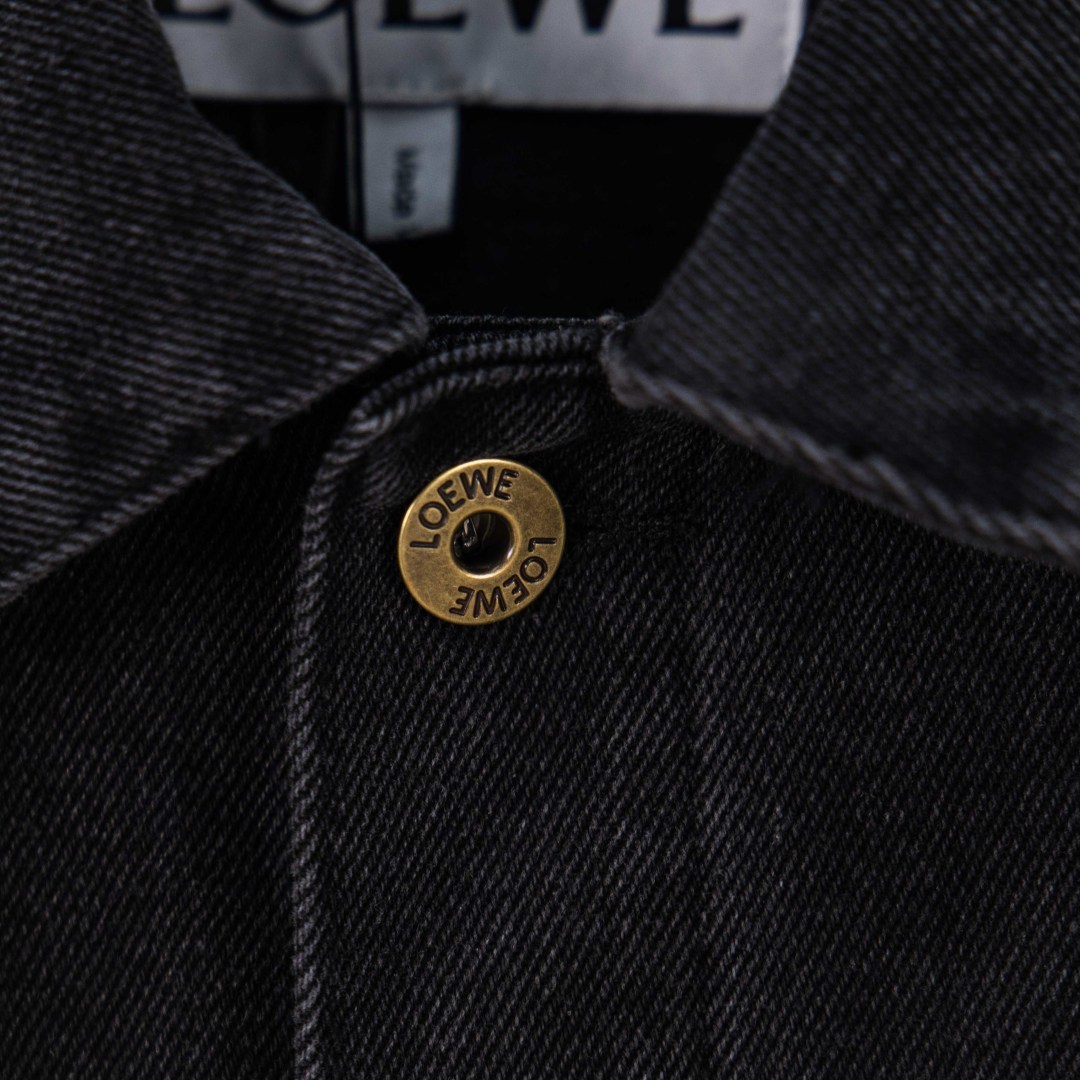 Loewe Chaqueta Vaquera con Logotipo Anagrama Grabado con Láser en Manga 4 cmp i1758435083246 8413 0 2