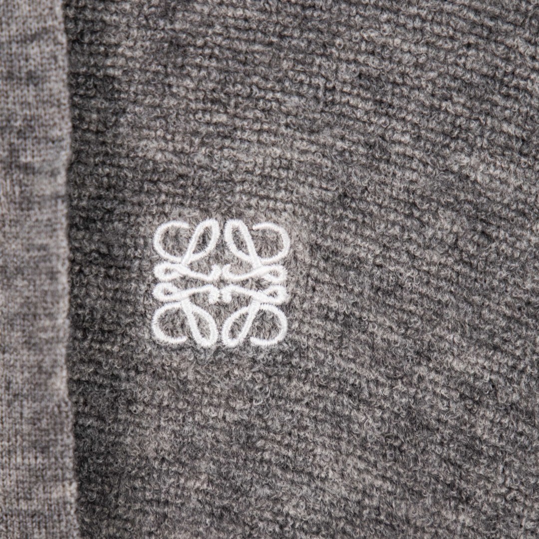 Loewe Sudadera con Capucha de Lana Merino con Bordado Anagrama para Hombre 4 cmp i1758436468573 4436 0 2