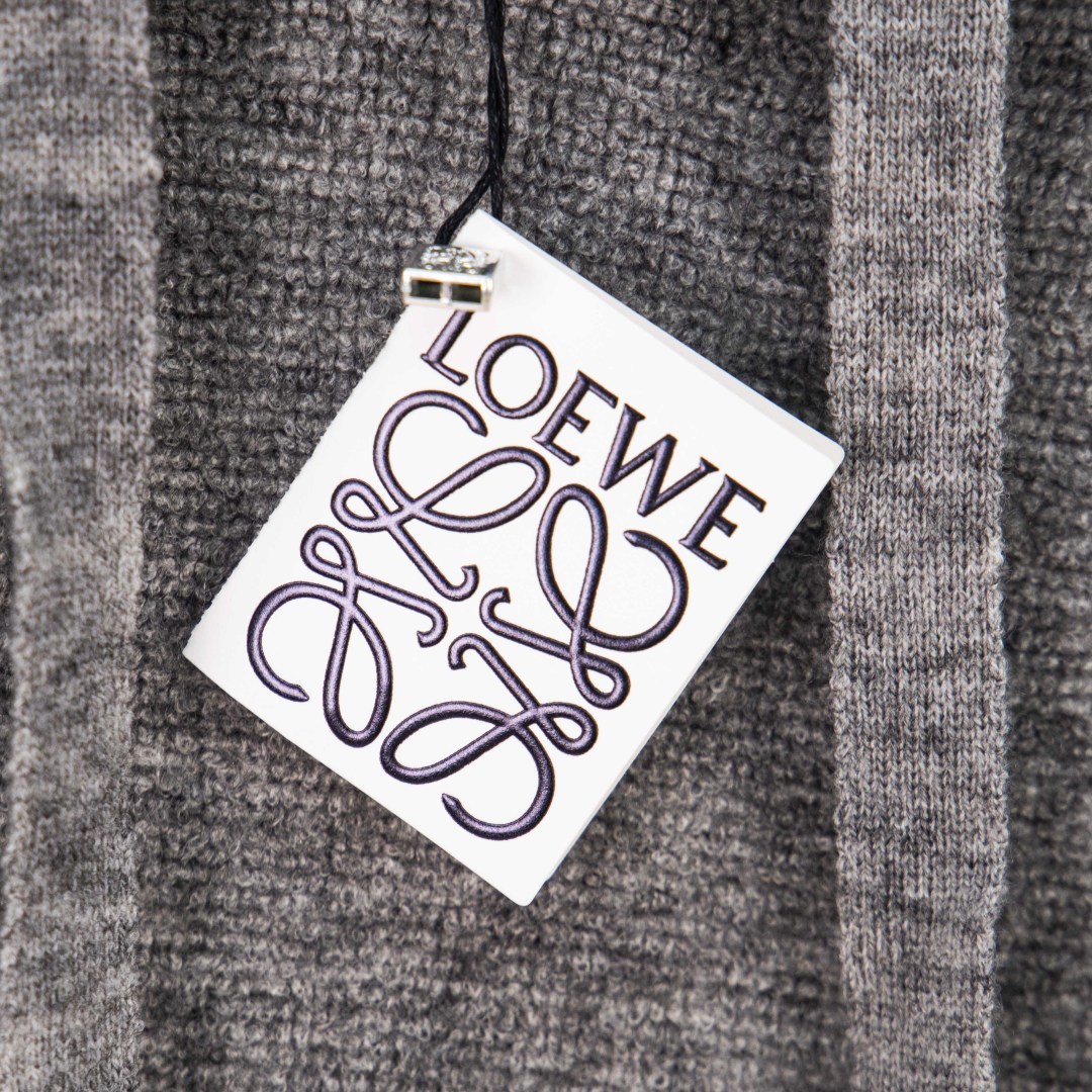 Loewe Sudadera con Capucha de Lana Merino con Bordado Anagrama para Hombre 9 cmp i1758436468576 3439 0 7