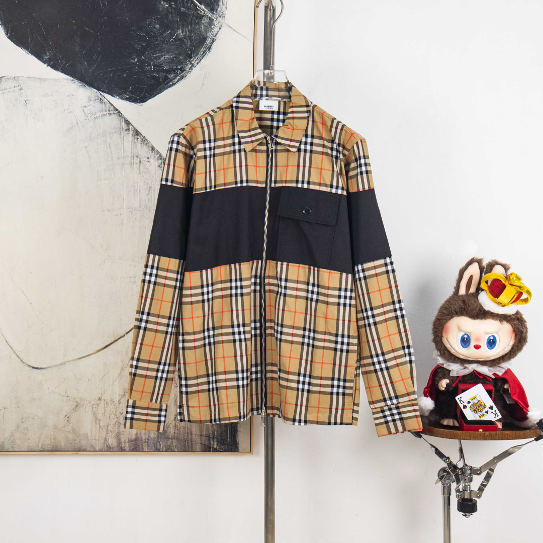 P255


zp版本［独家供应］
Burbberry巴宝莉经典格纹拼接休闲衬衫情侣款外套上衣
1️⃣采用优质格纹面料，手感细腻舒适！搭配黑色拼接设计，更加凸显与众不同的风格，
2️⃣非常富有年轻感与青春活力范儿，男女都可轻松驾驭，非常符合当下年轻人的时尚审美观念！
3️⃣ 全套定制辅料，三标齐全、男女同款、情侣入手必备款 

颜色:格纹
尺码：S M L XL
编号：SG10491