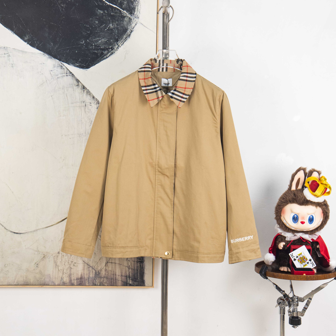 P265


zp版本［独家供应］
BURBERRY  巴宝莉 2024ss复古老钱风爆款格纹夹克外套
1️⃣经典格纹拼接领口和门禁，袖口采用Logo刺绣，高级感满满！
2️⃣非常富有年轻感与青春活力范儿，男女都可轻松驾驭，非常符合当下年轻人的时尚审美观念！
3️⃣ 全套定制辅料，三标齐全、男女同款、情侣入手必备款 

颜色:卡其色
尺码：S M L XL
编号：SG10493