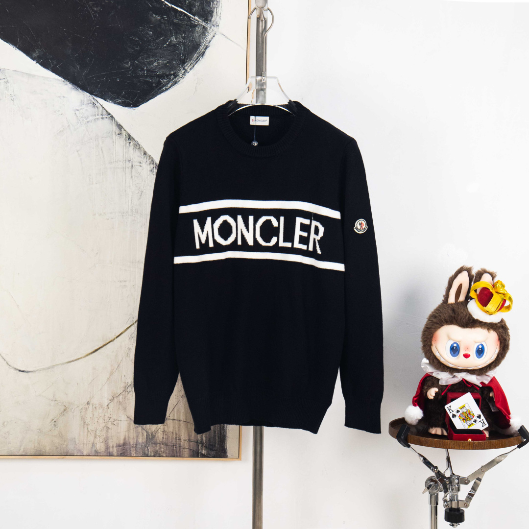 P215



zp版本［独家供应］
Moncler 蒙口情侣款春秋冬两色小标针织圆领毛衣
蒙口经典字母logo用砂线针织拼接而成 7针提花机作业 纱线精选柔软舒适 不扎人 经典小标简约大气一件衣服超过一斤的克重 妥妥的高品质 1:1定制 真正的还原ZP 这个秋天怎么能没有一件蒙口毛衣呢 男女都可以穿哦

颜色：黑色 藏青色
尺码：S M L XL
编号：MY10513