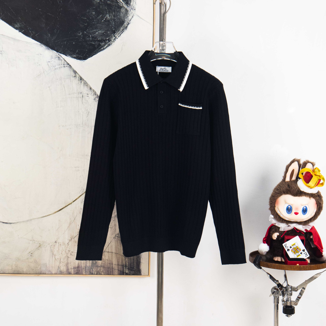 P225


zp版本［独家供应］
HERMES/爱马仕秋冬季新款针织弹力翻领T恤毛衣羊毛衫，男士时尚领子撞色，前胸口袋，超轻薄透气针织长袖Polo衫！秋冬季节想要穿得减龄又显活力，必须要有一件Polo衫，经典且百穿不厌的基础衫，男士秋季保暖必备的百搭神品，无论你是商务办公还是休闲出行，它都能随心所欲的为你切换各种风格完美不挑场合与身形！，夏天穿非常凉快舒服面料触感爽滑舒适，轻薄透气，上身凉爽宜人，一点都不会觉得闷热，极致亲肤的穿着，做工与走线细节更是精湛到完美至极，男士高端首选！

颜色:黑 白
尺码：M L XL 2XL 3XL
编号：YK10494