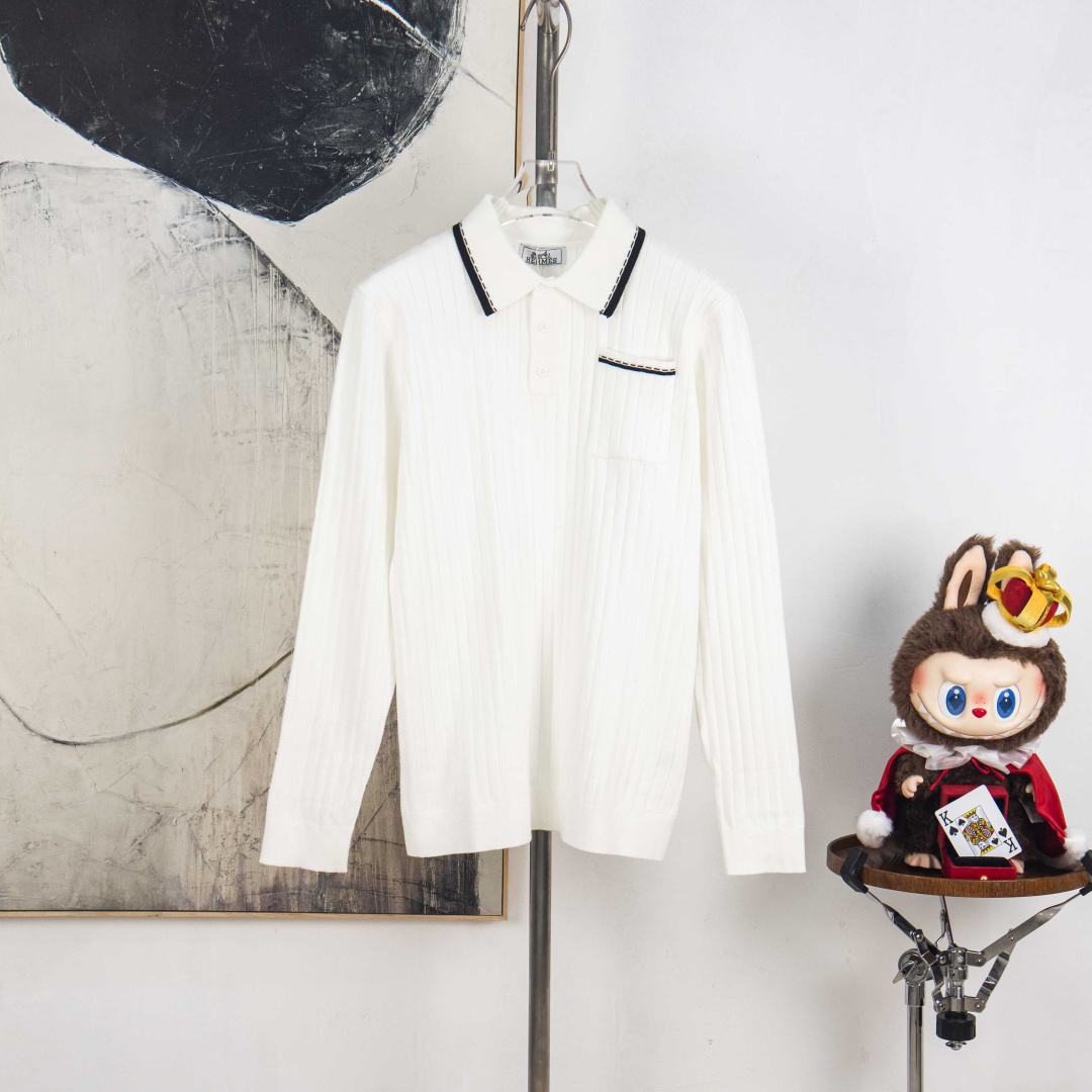 P225


zp版本［独家供应］
HERMES/爱马仕秋冬季新款针织弹力翻领T恤毛衣羊毛衫，男士时尚领子撞色，前胸口袋，超轻薄透气针织长袖Polo衫！秋冬季节想要穿得减龄又显活力，必须要有一件Polo衫，经典且百穿不厌的基础衫，男士秋季保暖必备的百搭神品，无论你是商务办公还是休闲出行，它都能随心所欲的为你切换各种风格完美不挑场合与身形！，夏天穿非常凉快舒服面料触感爽滑舒适，轻薄透气，上身凉爽宜人，一点都不会觉得闷热，极致亲肤的穿着，做工与走线细节更是精湛到完美至极，男士高端首选！

颜色:黑 白
尺码：M L XL 2XL 3XL
编号：YK10495