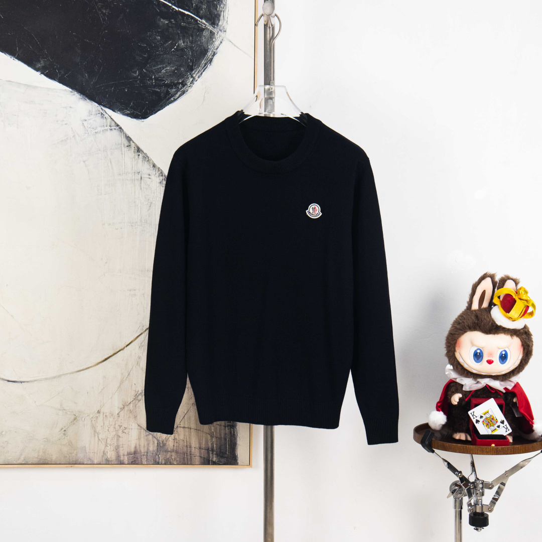 P225


zp版本［独家供应］
 MONCLER/蒙口  2025Fw 经典款胸前徽章logo字母标识 简约休闲套头毛衣羊毛衫 进口羊毛混纺面料
升级，灵感源自八十年代复古
原版面料 官方同款 圆领 长袖  套装
定制 网纱毛衣针织面料  手感非常舒服  
春夏最新砖柜同步 时尚又个性 超级百搭好看款               
男女都非常合适  人手必备款 
吊牌 领标 水洗麦 三标齐全

颜色: 黑 白 灰
尺码：M L XL 2XL 3XL
编号：YK10496