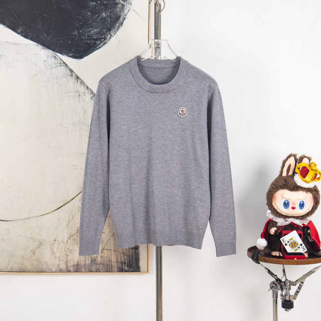 P225


zp版本［独家供应］
 MONCLER/蒙口  2025Fw 经典款胸前徽章logo字母标识 简约休闲套头毛衣羊毛衫 进口羊毛混纺面料
升级，灵感源自八十年代复古
原版面料 官方同款 圆领 长袖  套装
定制 网纱毛衣针织面料  手感非常舒服  
春夏最新砖柜同步 时尚又个性 超级百搭好看款               
男女都非常合适  人手必备款 
吊牌 领标 水洗麦 三标齐全

颜色: 黑 白 灰
尺码：M L XL 2XL 3XL
编号：YK10498
