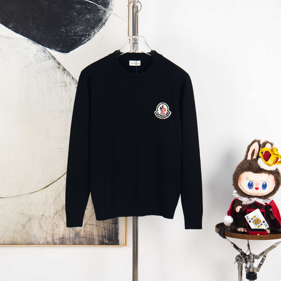P225


zp版本［独家供应］
 MONCLER/蒙口  2025Fw 经典款胸前徽章logo字母标识 简约休闲套头毛衣羊毛衫 进口羊毛混纺面料
升级，灵感源自八十年代复古
原版面料 官方同款 圆领 长袖  套装
定制 网纱毛衣针织面料  手感非常舒服  
春夏最新砖柜同步 时尚又个性 超级百搭好看款               
男女都非常合适  人手必备款 
吊牌 领标 水洗麦 三标齐全

颜色: 黑 白 灰
尺码：M L XL 2XL 3XL
编号：YK10499