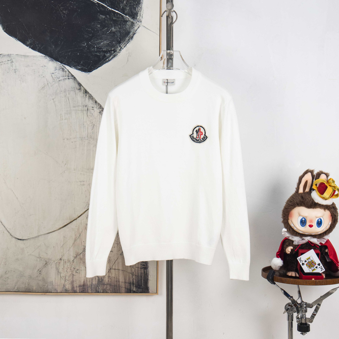 P225



zp版本［独家供应］
 MONCLER/蒙口  2025Fw 经典款胸前徽章logo字母标识 简约休闲套头毛衣羊毛衫 进口羊毛混纺面料
升级，灵感源自八十年代复古
原版面料 官方同款 圆领 长袖  套装
定制 网纱毛衣针织面料  手感非常舒服  
春夏最新砖柜同步 时尚又个性 超级百搭好看款               
男女都非常合适  人手必备款 
吊牌 领标 水洗麦 三标齐全

颜色: 黑 白 灰
尺码：M L XL 2XL 3XL
编号：YK10500