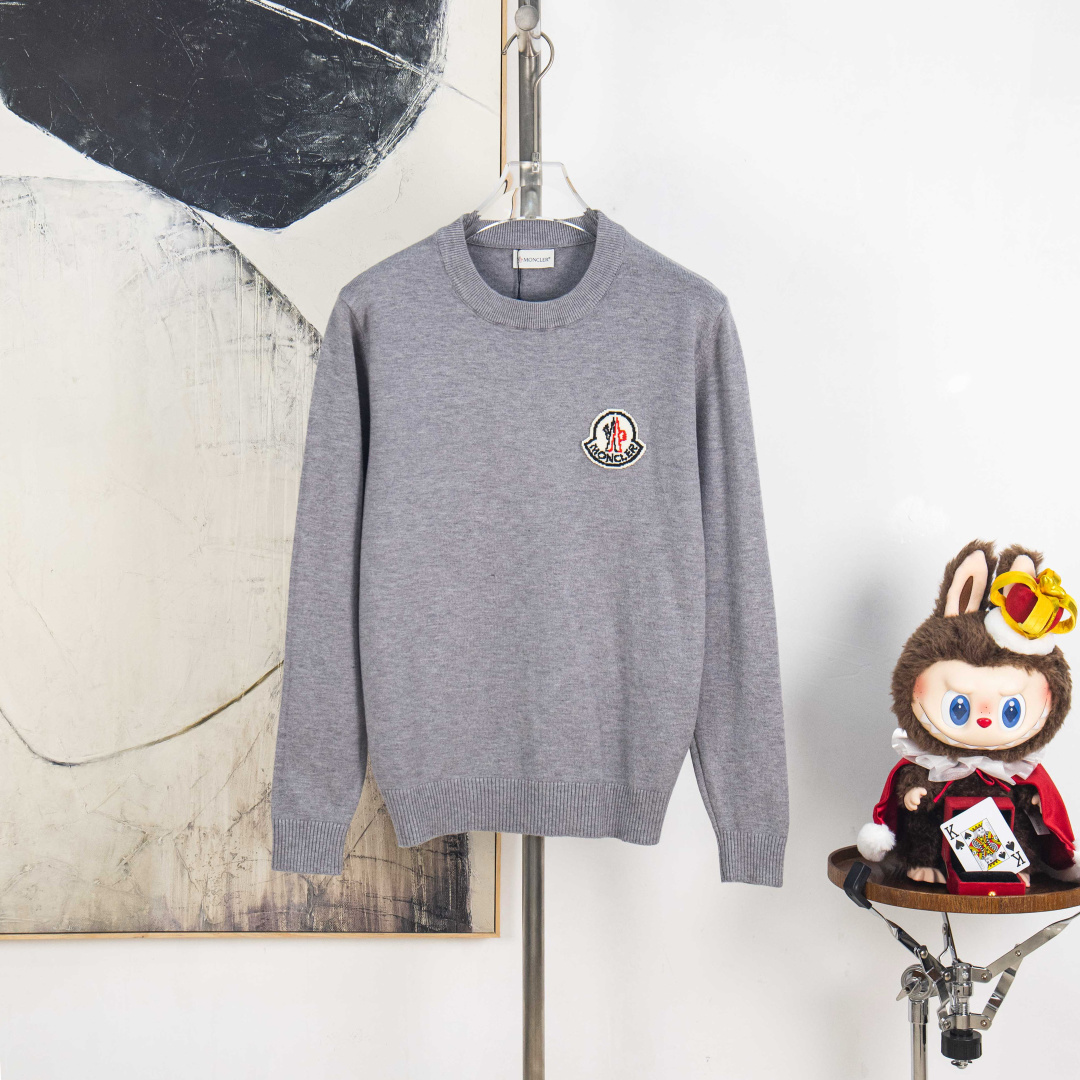 P225


zp版本［独家供应］
 MONCLER/蒙口  2025Fw 经典款胸前徽章logo字母标识 简约休闲套头毛衣羊毛衫 进口羊毛混纺面料
升级，灵感源自八十年代复古
原版面料 官方同款 圆领 长袖  套装
定制 网纱毛衣针织面料  手感非常舒服  
春夏最新砖柜同步 时尚又个性 超级百搭好看款               
男女都非常合适  人手必备款 
吊牌 领标 水洗麦 三标齐全

颜色: 黑 白 灰
尺码：M L XL 2XL 3XL
编号：YK10501